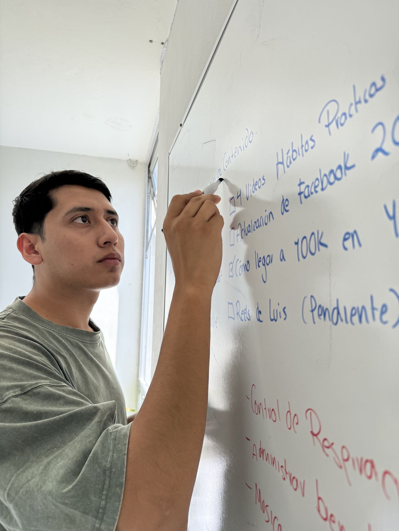 Diego Cabrera enseñando estrategia de monetización en pizarrón